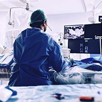 Feasibility of an enteroclysis pump for post-mortem computed tomography angiography (PMCTA) Een cardioloog doet een operatie