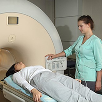 Een vrouw gaat een MRI machine in