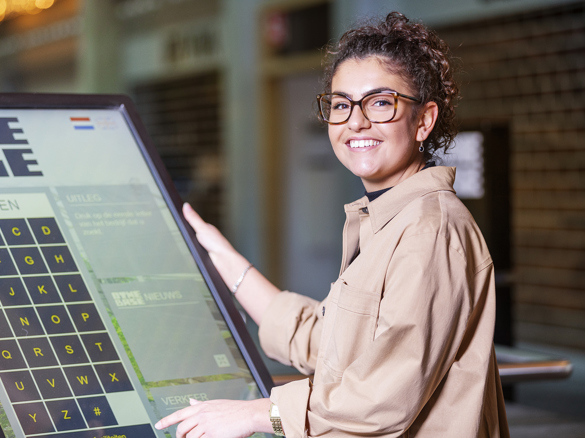 Een opgeleide facility manager bekijkt Facility Management banen en beroepen op een scherm