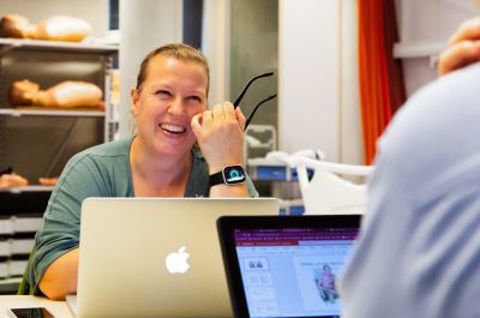 Studenten studeren opleidingsvorm duaal bij Hogeschool Inholland