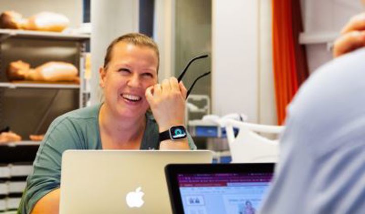 Studenten studeren opleidingsvorm duaal bij Hogeschool Inholland