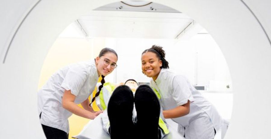 Mensen helpen met een zorgopleiding