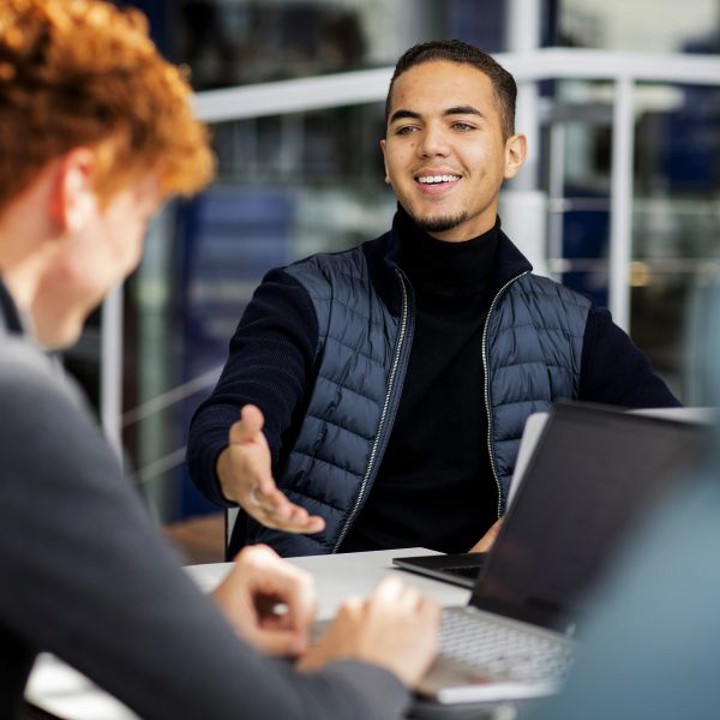 Bereik met een economische opleiding de top van de werkvloer