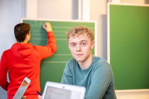 Wat zijn de interessegebieden binnen de studierichting Onderwijs en Opvoeding bij Hogeschool Inholland?