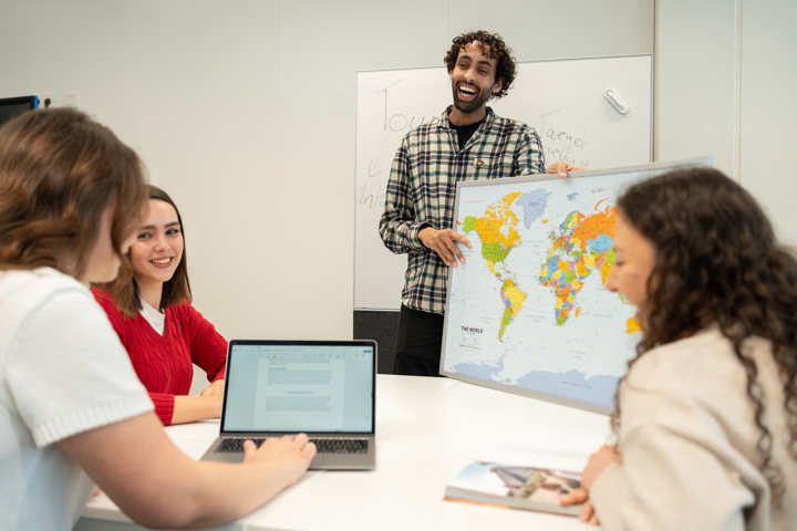 Ontdek hoe je studeren in het buitenland kunt financieren Inholland-student onderzoekt studiekosten en beurzen voor verblijf in het buitenland
