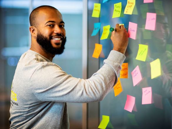 Student Associate degree krijgt praktijkgerichte opdrachten