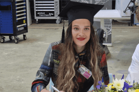 Student Mia studeert summa cum laude af