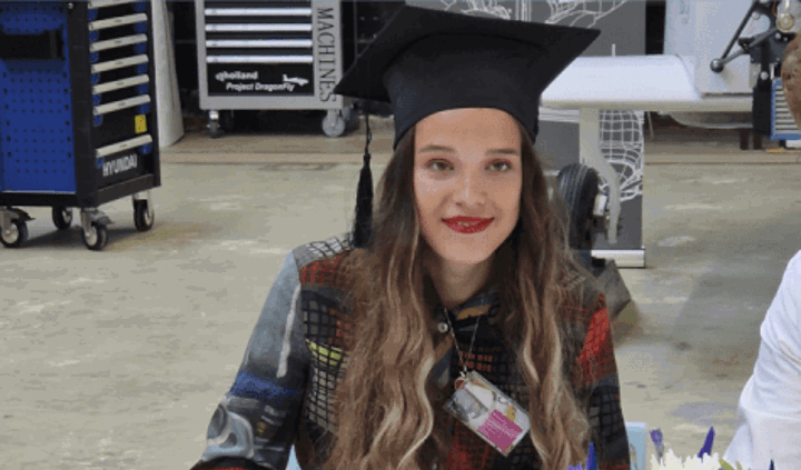 Student Mia studeert summa cum laude af