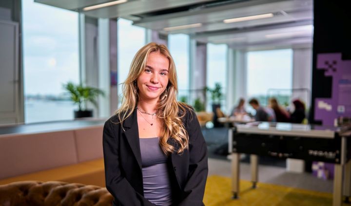 Inholland student check out the FAQ and discovers more about the degree programmes at Inholland.