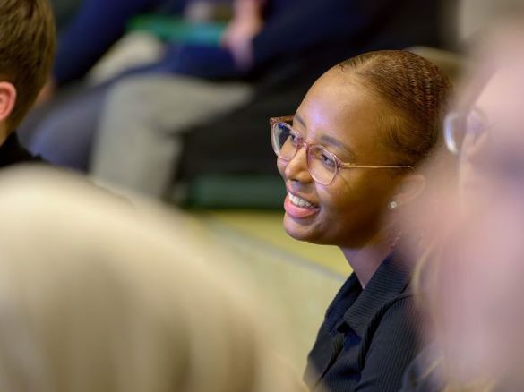 Student krijgt p tijdens ceremonie na propedeuse halen
