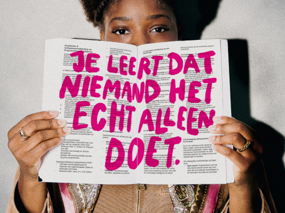 Hogeschool Inholland | Skills voor het leven Student Hogeschool Inholland laat zien dat je samen leert en je het niet alleen hoeft te doen.