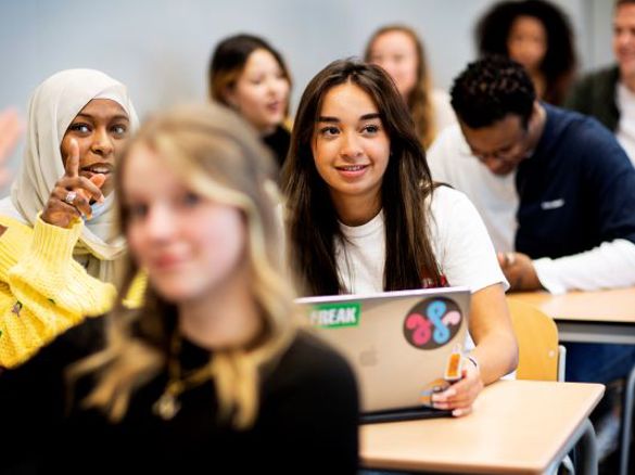 Studenten volgen Associate degree-opleidingen