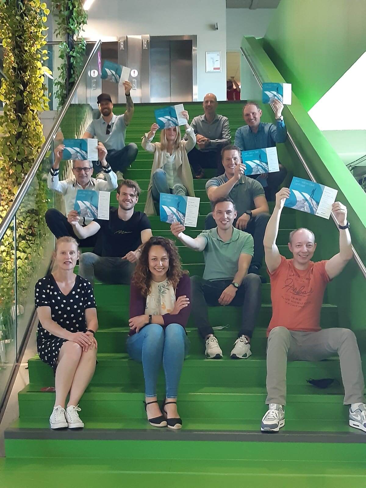 De pilotgroep (deeltijdstudenten TBK) heeft de Lean Yellow Belt-certificaten uitgereikt gekregen. Vooraan v.l.n.r. de twee docenten Christa Wijga en Annemarie Hoffman.