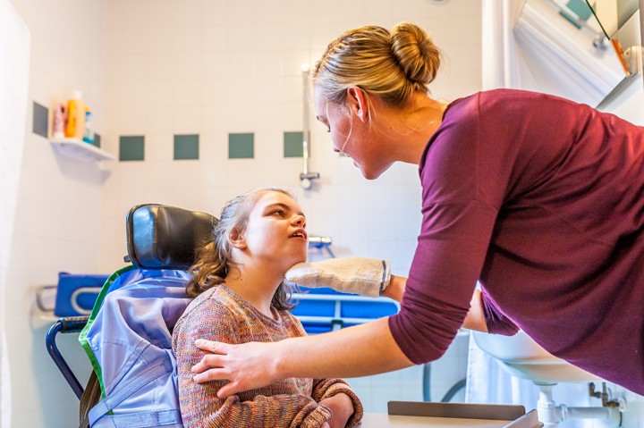 Student Associate degree Sociaal Werk doet praktijkervaring op