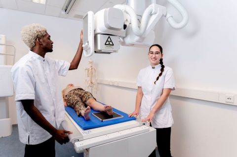 Wat zijn de interessegebieden binnen de studierichting Mens en Gezondheid bij Hogeschool Inholland?