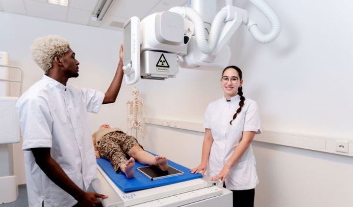 Wat zijn de interessegebieden binnen de studierichting Mens en Gezondheid bij Hogeschool Inholland?