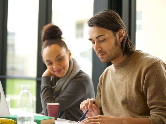 Studenten gaan na of ze studiefinanciering krijgen voor studiekosten