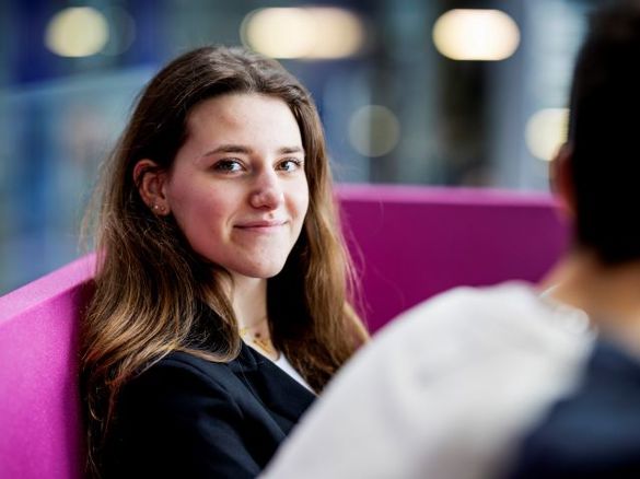 Student volgt een Associate degree naar haar mbo-opleiding