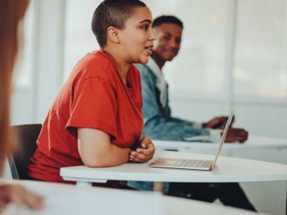 Mensen nemen deel aan een post-hbo-opleidingen en kunnen in deeltijd studeren.